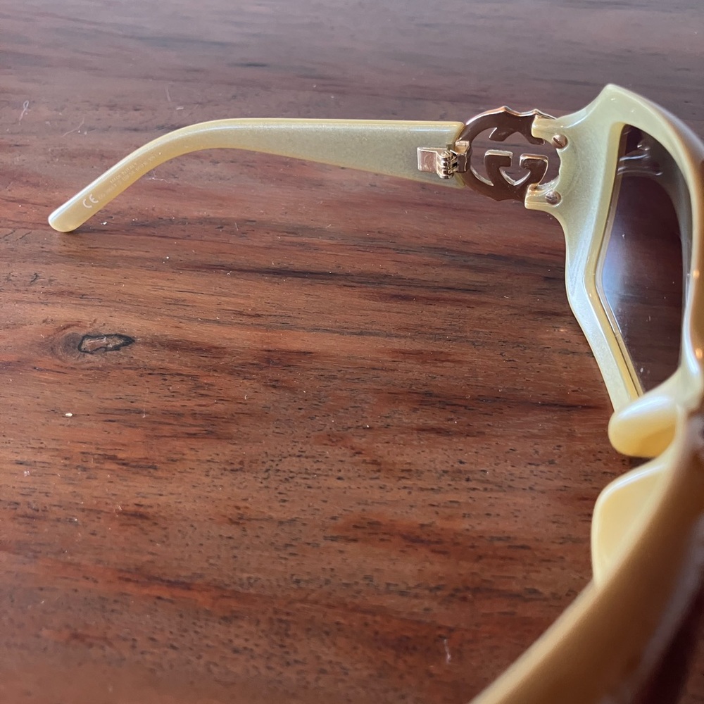 Gucci Women's Brown Gradient Oversized Sunglasses with Gold Trim - Picture 4 of 8